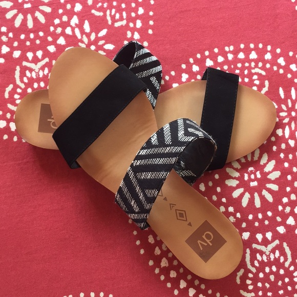 DV by Dolce Vita Shoes - Super cute sandals size 10